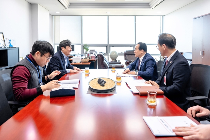 이권재 오산시장이 송언석 의원 정동만 의원과 만나 오산세무지서 신설 협조 건의하고 있다. (사진=오산시 제공)