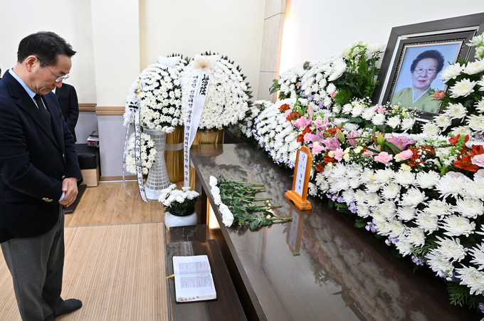 유정복 인천시장이 고 길원옥 할머니의 빈소를 찾아 조문하고 있다. ( 사진 = 인천시 제공 )