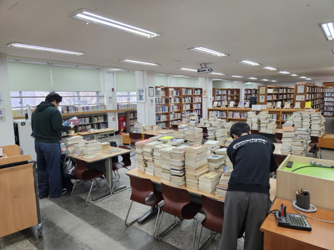 경기성남교육도서관이 대학교 사회봉사단과 연계로 성남, 구리·남양주지역 초·중등 학교 23교 학교도서관 장서 53만 4958권 점검을 지원했다. (사진=경기도교육청 제공)