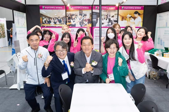 동남보건대학교 학생들이 2024 수원뷰티페스타 행사에 참여해 이재준 수원시장을 만났다. (사진=동남보건대학교 제공)