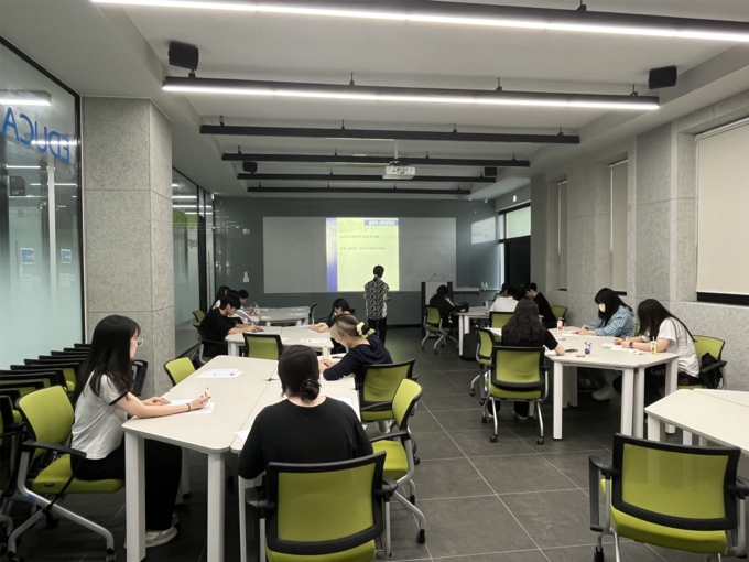 동남보건대학교의 U&I 진단 결과에 따른 맞춤형 컨설팅 프로그램에 학생들이 참여하고 있다. (사진=동남보건대학교 제공)