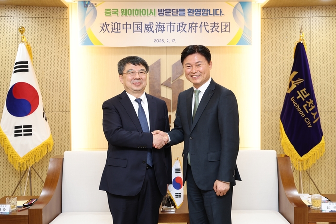 리우 쿠이 중 웨이하이 부시장(왼쪽)과 조용익 부천시장(오른쪽)이 기념사진을 찍고 있다. (사진=부천시 제공)