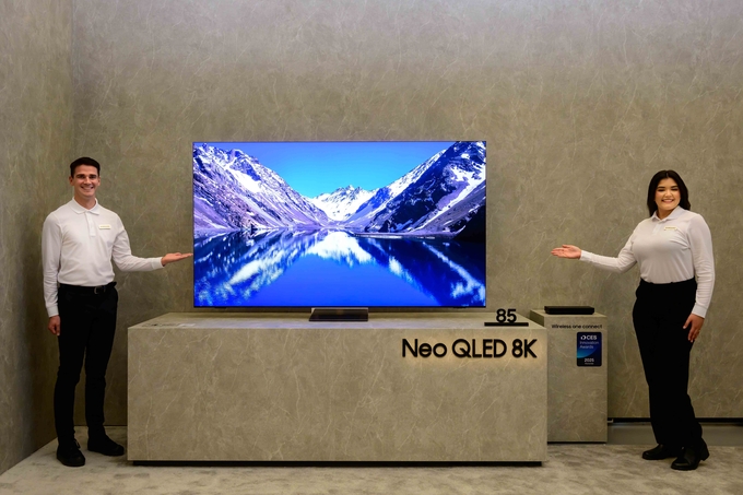 삼성전자 모델이 1월 5일(현지시간) 진행된 '삼성 퍼스트 룩 2025(Samsung First Look 2025)' 행사에서 2025년형 Neo QLED 8K를 소개하고 있다. (사진=삼성전자 제공)