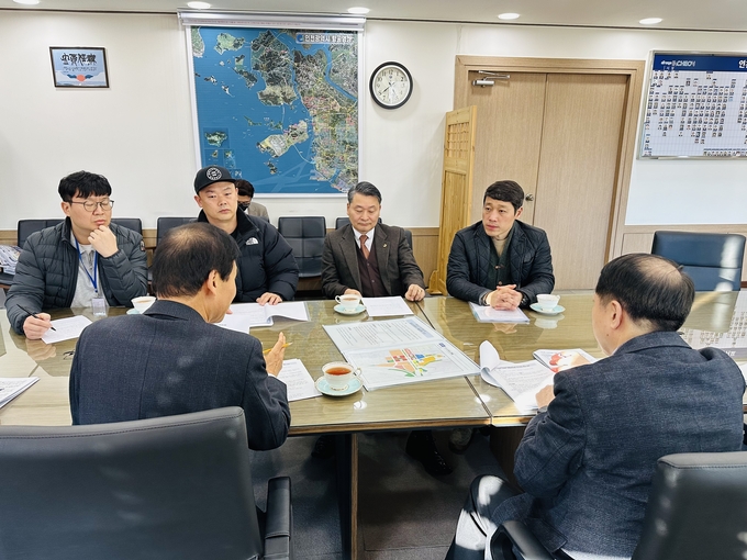 지난 17일 이용창 교육위원장이 루원시티 3·4블럭 개발 문제 해결 위해 황효진 시 글로벌도시정무부시장과 간담회를 가졌다. ( 사진 = 인천시의회 제공 )