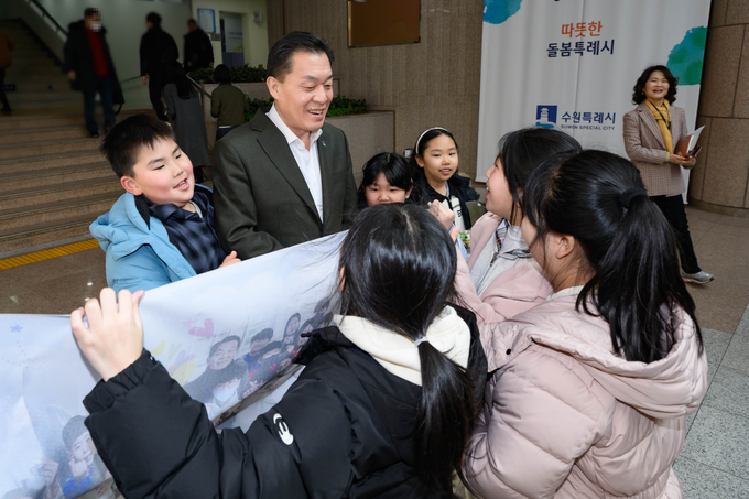 18일 이재준 수원시장이 시청 로비에서 The꿈지역아동센터 이용 초등학생들과 인사를 나누고 있다. (사진=수원시 제공)