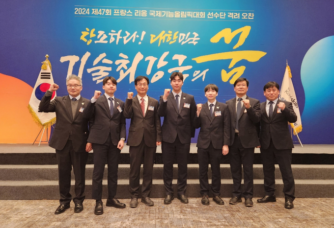 에몬스 김판수 감사(왼쪽에서 세번째)가 지난 13일 서울 롯데호텔월드에서 열린 국제기능올림픽 선수단 격려 오찬에서 소속 국가대표 선수 및 지도위원과 함께 기념 촬영을 하고 있다. ( 사진 = 에몬스 제공 )