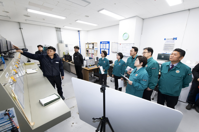 김포시의회 도시환경위원회 의원들이 자원화센터 현장점검을 벌이고 있다. (사진=김포시의회 제공)