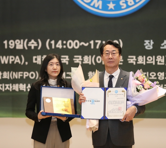 정명근 화성특례시장이 '2025 WFPL 8대 지자체 혁신평가' 시상식에서 '대상(大賞)'을 수상했다. (사진=화성시 제공)