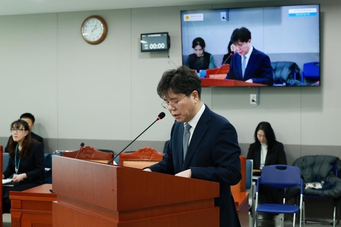 김상회 경기아트센터 사장 후보자가 19일 경기도의회에서 열린 인사청문특별위원회에서 발언을 하고 있다. (사진=경기도의회 제공)