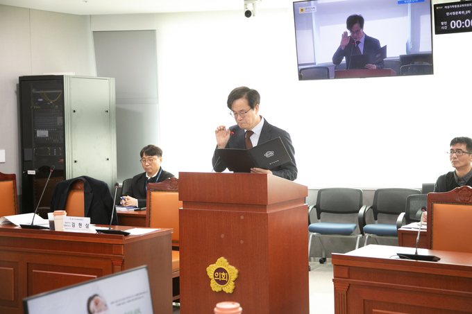 김현삼 경기도미래세대재단 대표이사 후보자가 19일 경기도의회에서 열린 인사청문특별위원회에서 선서를 하고 있다. (사진=경기도의회 제공)