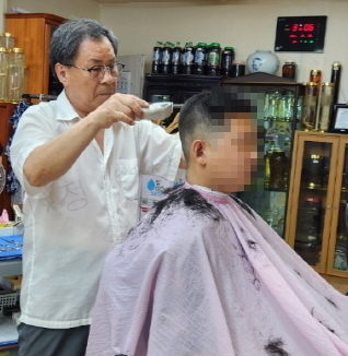 수원시 영통구 안양승이용원에서 군 장병이 이발을 하고 있다. (사진=수원시 제공)