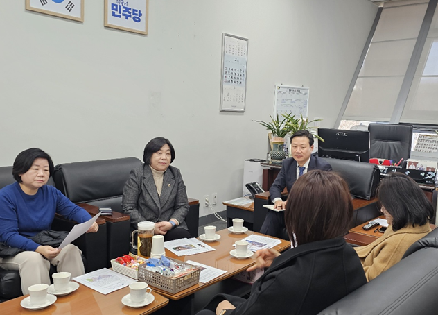 성남시의회 더불어민주당협의회가 모래학폭’ 사건과 관련해 ‘학폭OUT’ 학부모들과 간담회를 열었다. (사진=성남시의회 제공)