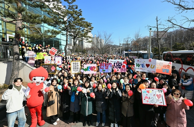 20일, 위러브유가 수원 장안구민회관에서 개최한 '제696차 전 세계 헌혈하나둘운동'에 각계각층 인사들과 회원, 지인 등 약 630명이 생명나눔에 동참했다. (사진=위러브유 제공)