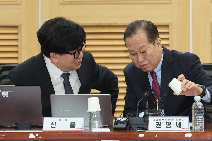 권영세 국민의힘 비상대책위원장이 20일 국회 의원회관에서 '국민의힘, 어디로 가야 하는가'를 주제로 열린 전략기획특위 2차 세미나에서 발제를 맡은 신율 교수와 대화하고 있다. (사진=연합뉴스)