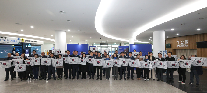 20일 경기도의회에서 열린 ‘광복 80주년 기념 안중근 의사 기획전시회 개막식’에서 도의회 더불어민주당 의원들이 기념촬영을 하고 있다. (사진=경기도의회 제공)