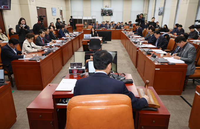 20일 국회 국방위원회 전체회의에서 국민의힘 소속 성일종 위원장이 의사봉을 두드리고 있다. (사진=연합뉴스)