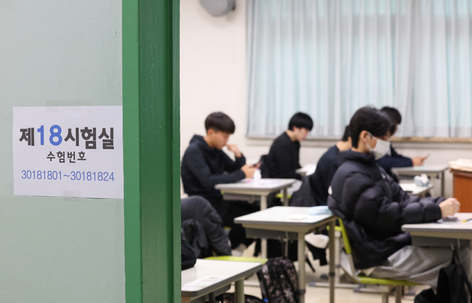  지난해 11월 14일 수원시 동원고등학교에서 수험생들이 2025학년도 대학수학능력시험을 치루는 모습. (사진=옥지훈 기자)