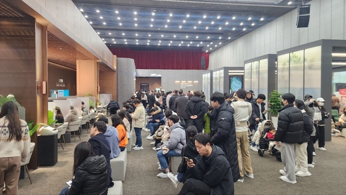 고양창릉 주택전시관에서 대기 하고 있는 사람들. (사진=LH 제공)