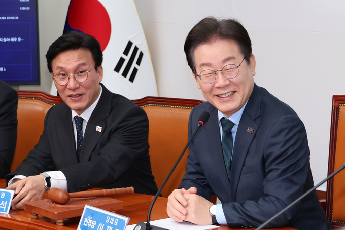 이재명 더불어민주당 대표가 21일 국회에서 열린 최고위원회의에서 최고위원들과 대화하며 밝게 웃고 있다. (사진=연합뉴스)
