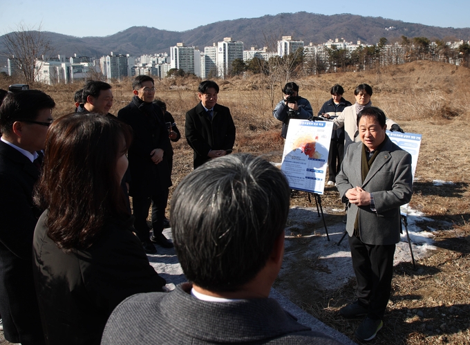 주광덕 남양주시장이 백봉지구 종합의료시설부지 현장에서 경기도의료원 남양주 건립의 중요성과 여건 등에 대해 설명하고 있다. (사진=남양주시 제공)