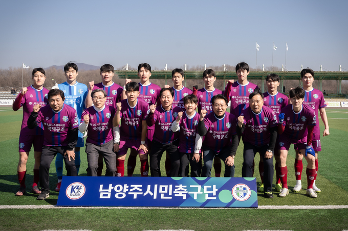 주광덕 남양주시장과 조성대 남양주시의회 의장, 문한경 남양주FC 대표이사 등이 남양주시민축구단과 기념촬영을 하고 있다. (사진=남양주시의회 제공)
