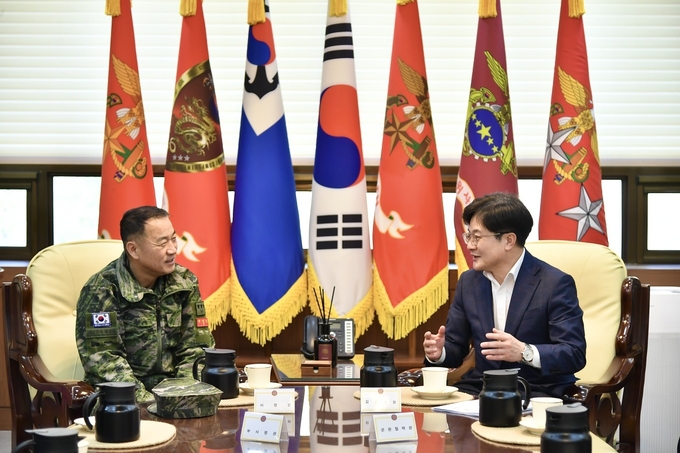 김포시가 21일 경기도 화성시에 있는 해병대사령부에서 해병대와 장병들의 취업지원을 위한 업무협약을 체결하고 김병수 시장이 주일석 사령관에게 설명을 하고 있다. (사진=김포시 제공)