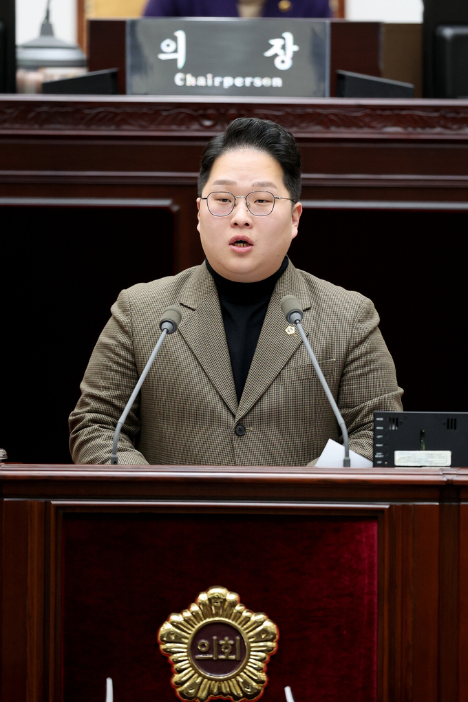 김대영 시의원이 시의회 5분 발언을 통해 유정복 인천시장의 회전문 인사 운영을 비판하고 있다. ( 사진 = 인천시의회 제공 )