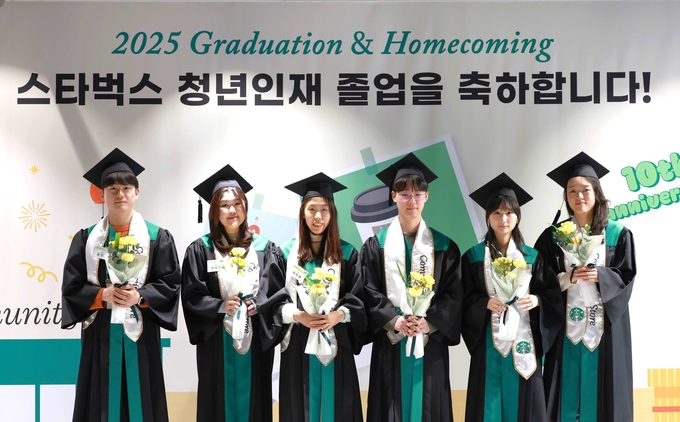 스타벅스 청년인재 졸업생들이 기념사진을 촬영하고 있다. (사진=스타벅스코리아 제공)