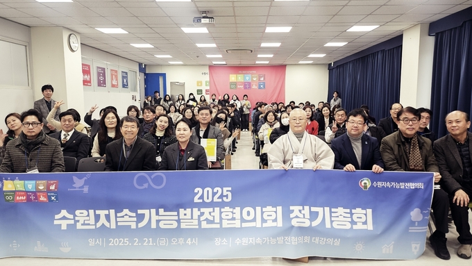 김현수 수원시 제1부시장(오른쪽 3번째)과 참석자들이 함께하고 있다. (사진=수원시 제공)