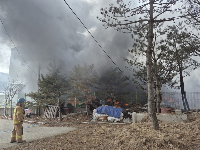 3일 오후 1시 40분쯤 용인시 처인구 소재의 접착제 제조공장에서 화재가 발생해 소방당국이 진화에 나서고 있다. (사진=경기도소방재난본부 제공)