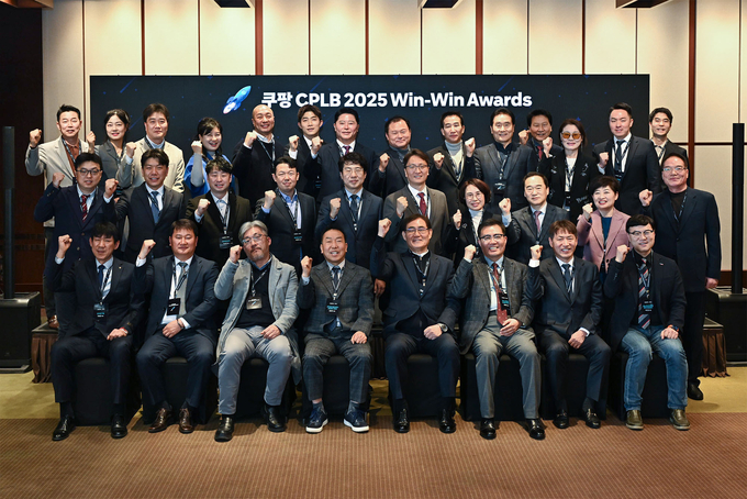 21일 그랜드 하얏트에서 열린 '쿠팡 CPLB Win-Win Awards'에서 중소협력업체 대표들이 기념촬영을 하고 있다. (두 번째 줄 오른쪽부터 5번째 박대준 쿠팡 대표, 6번째 전경수 씨피엘비 대표). (사진=쿠팡 제공)