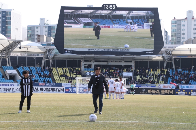 신상진 성남시장이 탄천종합운동장에서 열린 2025 하나은행 K리그2 홈 개막전에 참석, 시축으로 시즌 개막을 공식 선언했다. (사진=성남시 제공)