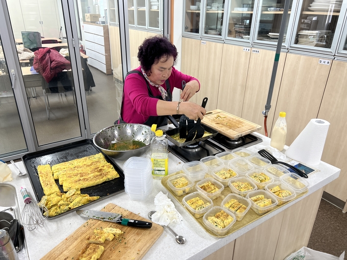 우리음식연구회 결손가정 아동 과자, 반찬봉사. (사진=용인시 제공)