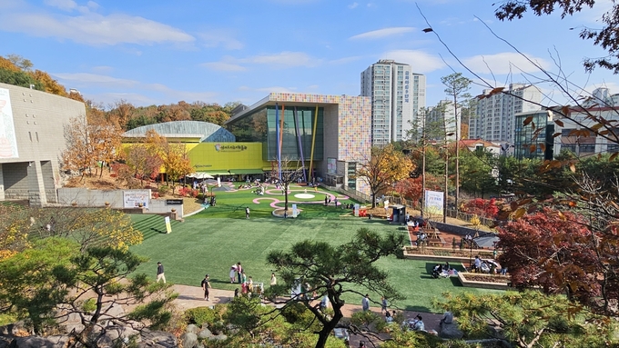 경기도어린이박물관 잔디광장 전경.(사진=경기도어린이박물관 제공)