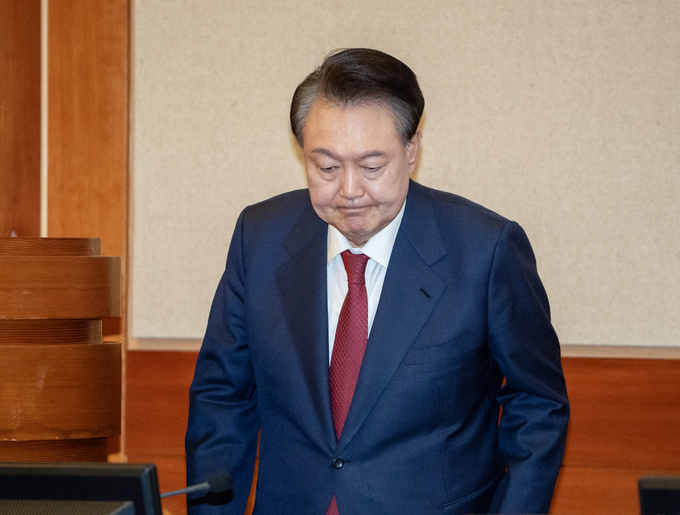 윤석열 대통령이 지난 20일 서울 종로구 헌법재판소 대심판정에서 열린 윤 대통령의 탄핵 심판 10차 변론에 출석해 자리에 앉고 있다. (사진=사진공동취재단)