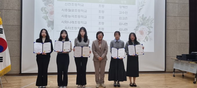 시흥교육지원청은 24일 교육지원청 3층 다온관에서 3.1.자 임용 예정인 초등교사 41명, 중등교사 68명, 특수교사 12명, 비교과교사 8명 총 129명의 신규교사에 대한 임명장 수여식을 개최하였다. (사진=시흥교육지원청 제공)