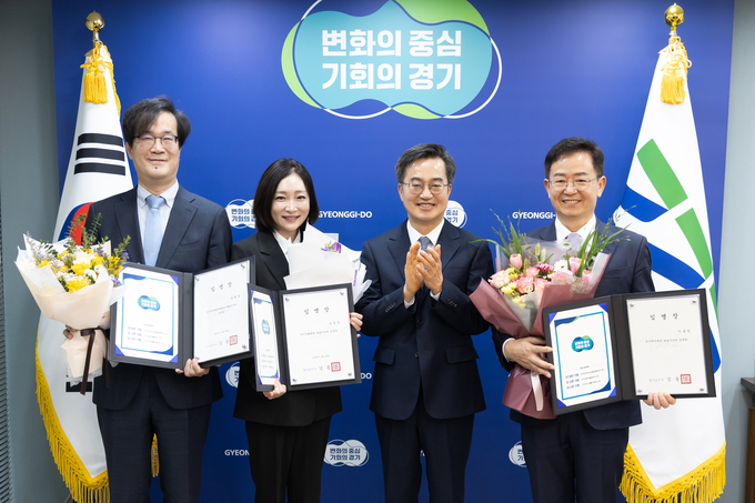 24일 오전 중앙협력본부에서 김동연 경기도지사가 경기도 공공기관장 임명장 수여 후 기념촬영을 하고 있다. 왼쪽부터 김현삼 경기도미래세대재단 대표이사, 유정주 경기문화재단 대표이사, 김동연 경기도지사, 이용빈 경기복지재단 이사장. (사진=경기도 제공)