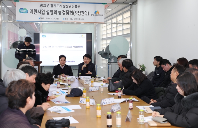 24일 하남 신장전통시장 다락방 갤러리에서 김민철 경기도시장상권진흥원장이 찾아가는 민생현장 정담회를 열고 소상공인들과 소통하고 있다. (사진=경상원 제공)