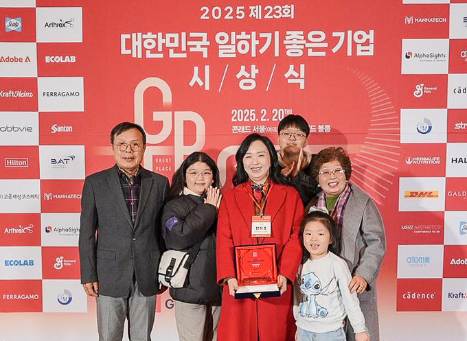 정유조 HS효성첨단소재 PL과 가족들이 20일 저녁 열린 ‘대한민국 자랑스런 워킹맘’ 시상식에 참석했다. (사진=HS효성 제공)