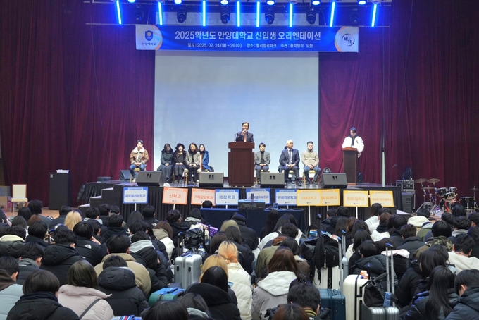 장광수 안양대 총장이 24일 강원도 횡성에서 열린 신입생 오리엔테이션에서 환영사를 하고 있다. (사진=안양대 제공)