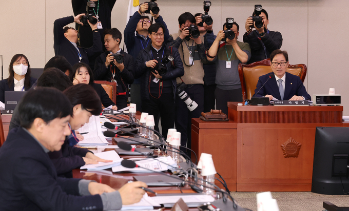24일 국회에서 열린 상법 개정안, 명태균과 관련한 불법 선거개입 및 국정농단 사건 등의 진상규명을 위한 특별검사의 임명 등에 관한 법률안 등을 심의하는 국회 법제사법위원회 법안심사제1소위원회에서 더불어민주당 소속 박범계 위원장(오른쪽)이 발언하고 있다. (사진=연합뉴스)