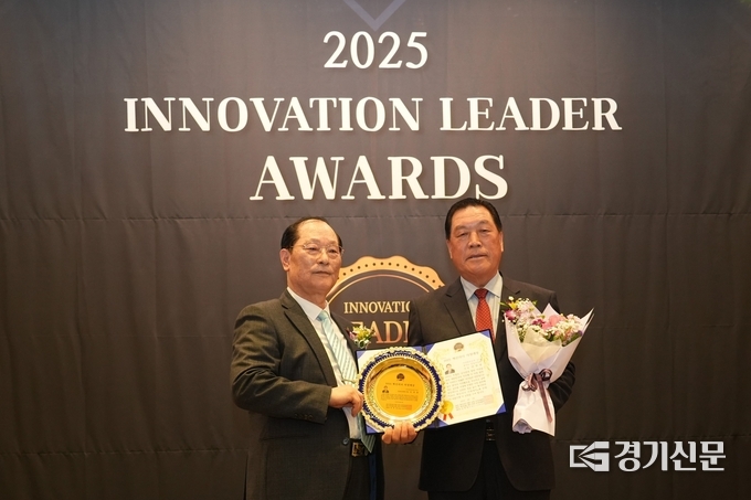 안성시의회 안정열 의장이 ‘2025 혁신리더대상’ 의정대상을 수상하고 있다(사진=안성시의회 제공)
