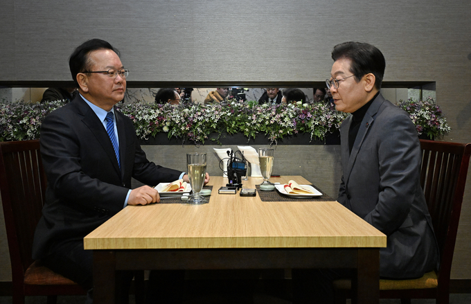 이재명 더불어민주당 대표가 24일 서울 여의도의 한 식당에서 김부겸 전 국무총리를 만나 대화하고 있다. (사진=연합뉴스)