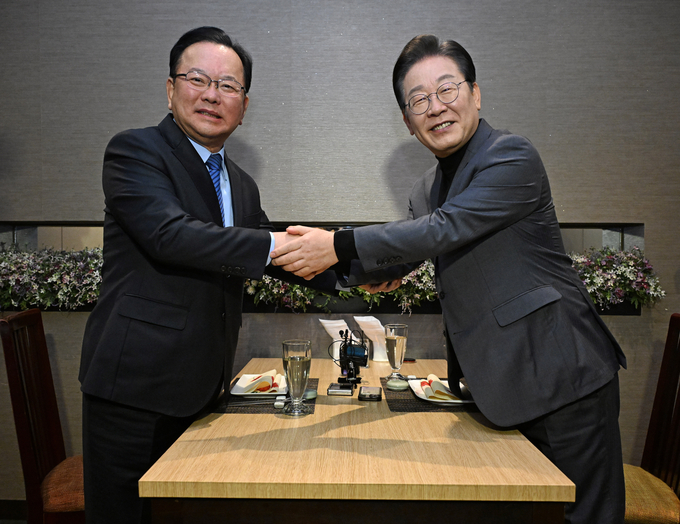 이재명 더불어민주당 대표가 24일 서울 여의도의 한 식당에서 김부겸 전 국무총리와 만나 인사를 나누고 있다.(사진=연합뉴스)