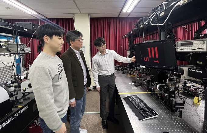 포스텍(POSTECH)에서 연구원들이 무색수차 메타렌즈를 개발하고 있다. (사진=삼성전자 제공)