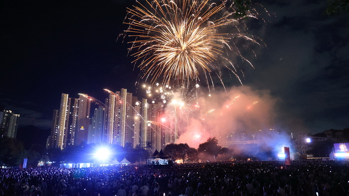  2024 과천공연예술축제 폐막식에서 불꽃놀이가 진행되고 있다. (사진=과천시 제공)
