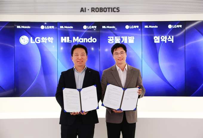 고경덕 LG화학 전자소재 사업부장 상무(오른쪽)와 최한규 HL만도 센터장 상무가 업무협약식을 마치고 기념 촬영을 하고있다. (사진=LG화학 제공)