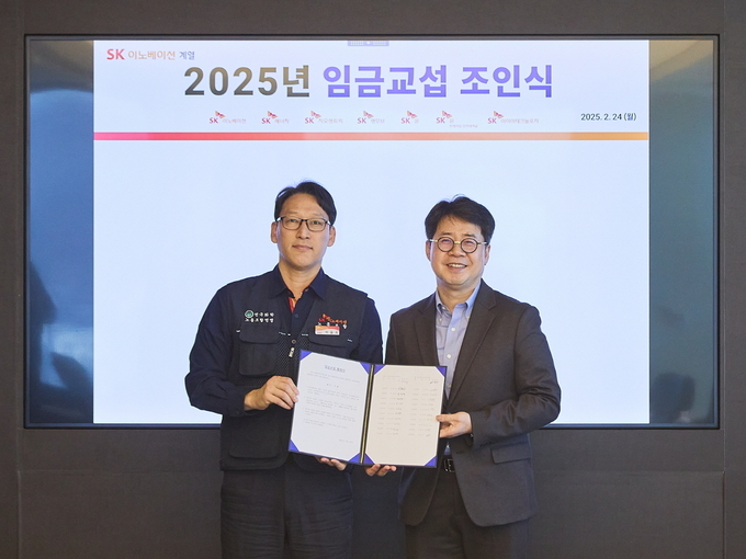 24일 서울 종로구 SK서린빌딩에서 열린 SK이노베이션 ‘2025년 임금교섭 조인식’에서 박상규 사장(오른쪽)과 박율희 노동조합위원장이 노사 합의서에 사인한 뒤 기념촬영을 하고 있다. (사진=SK이노베이션 제공)