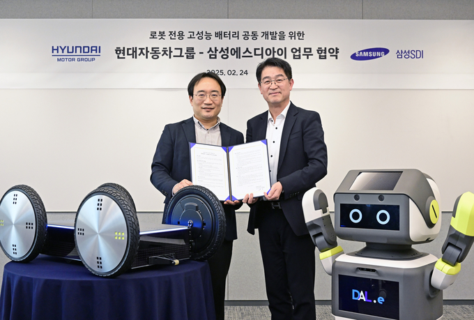 현대차·기아 의왕연구소에서 열린 업무 협약식에서 (왼쪽부터) 현동진 현대차∙기아 로보틱스랩장 상무, 조한제 삼성SDI 소형사업부 전략마케팅팀장 부사장이 기념 사진을 촬영하고 있다. (사진=현대차·기아 제공)
