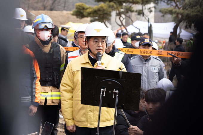 25일 오후 김동연 경기도지사가 안성시 고속도로 공사현장 교량상판붕괴현장을 방문해 현황 브리핑을 하고 있다. (사진=경기도 제공)
